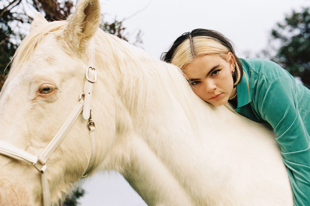 BENEE Shares Upbeat New &#8220;Lockdown Song&#8221;, &#8216;Snail&#8217;