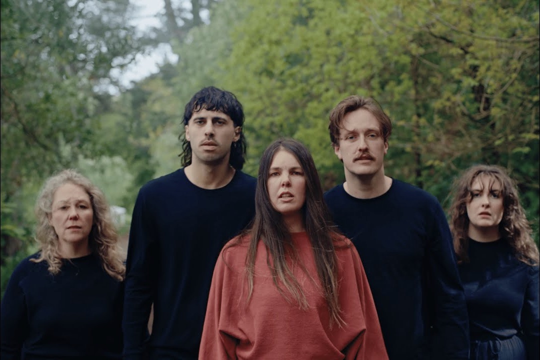 Mel Parsons Gets Honest About Being an Independent Musician on &#8216;Offer Down&#8217;