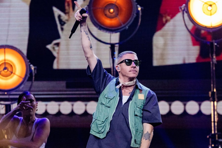 Macklemore Performs ‘Hind’s Hall’ for First Time in New Zealand