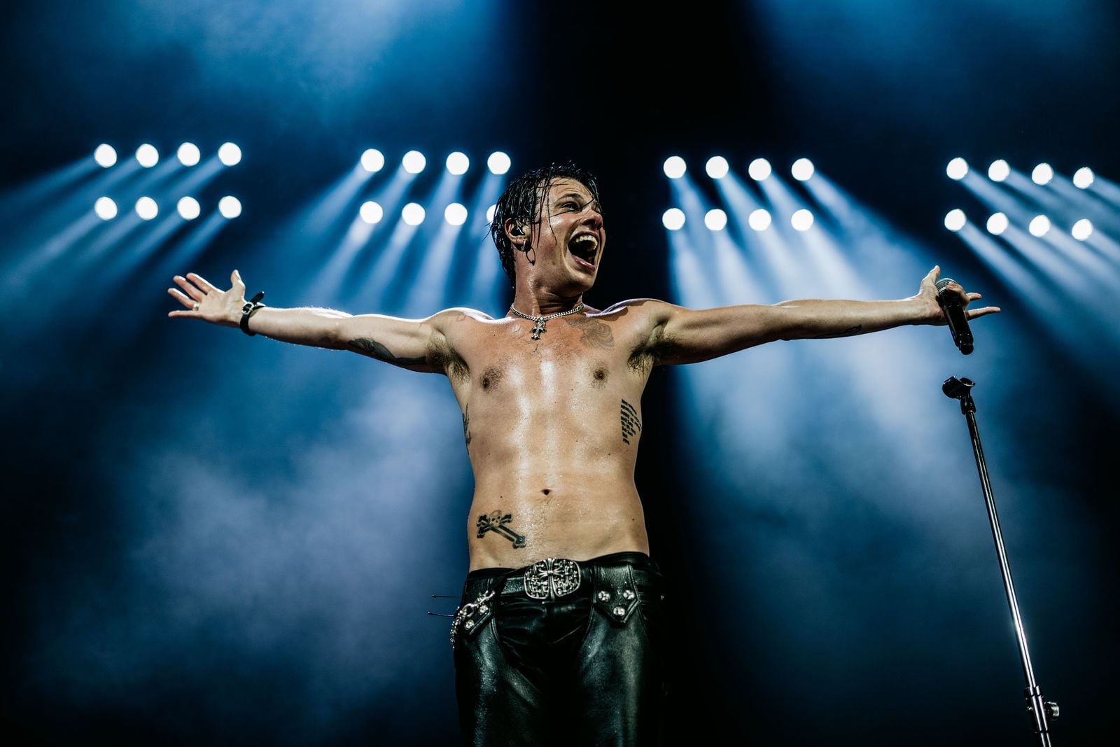 https://images-r2-1.thebrag.com/rs/uploads/2026/01/yungblud-sydney-jan-2026-pic-ashley-mar-05.jpeg