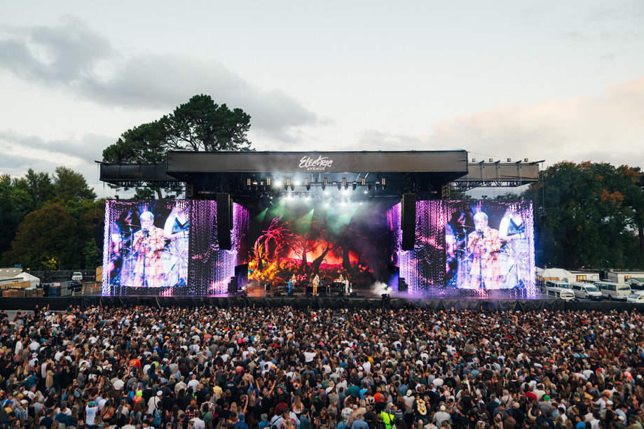 &#8216;Music Spans Decades&#8217;: Split Enz Reflect on &#8216;Multi-Generational&#8217; Electric Avenue Set