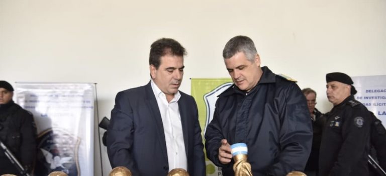 argentinian-police with world cup trophy replica