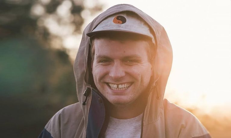 Mac DeMarco grinning