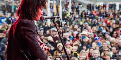 Jen Cloher playing to a crowd