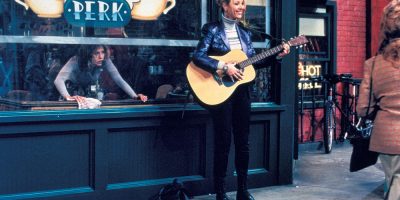 Phoebe from Friends busking outside Central Perk