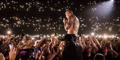 Linkin Park singer Chester Bennington performs for a large crowd