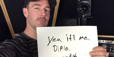 James Van Der Beek holds a sign saying "Yep it's me Diplo"