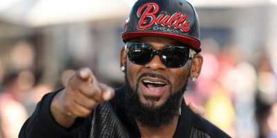 R Kelly points his finger