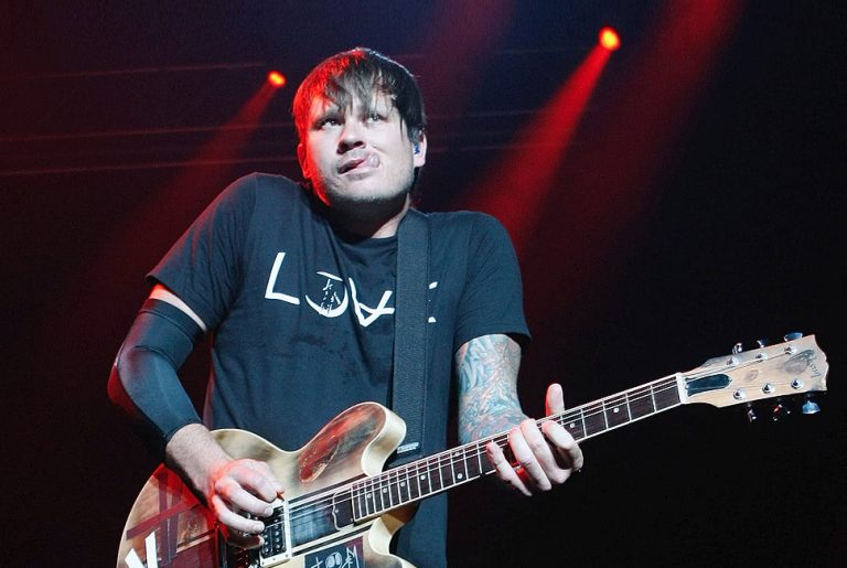 Tom DeLonge playing guitar