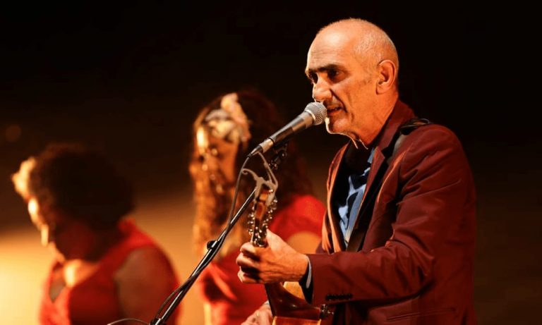 Paul Kelly onstage