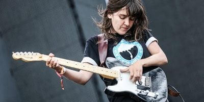 courtney-barnett performing live