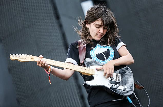 courtney-barnett performing live