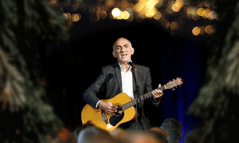 Paul Kelly plays a festive gig christmas songs