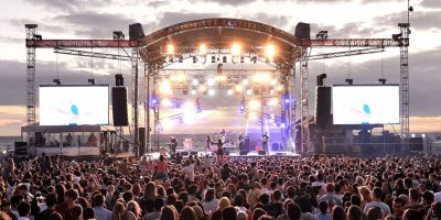 Image of an artist performing at Melbourne's St Kilda Festival