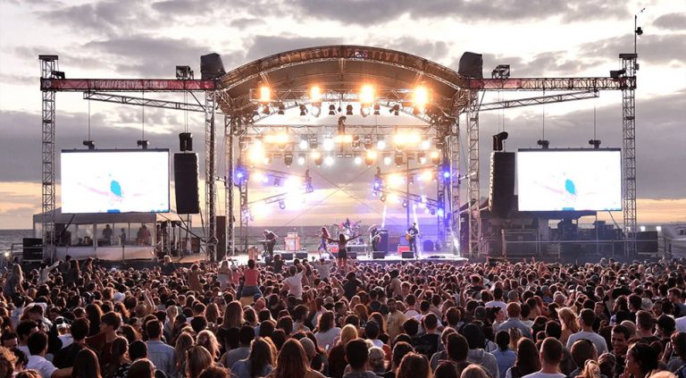 Image of an artist performing at Melbourne's St Kilda Festival