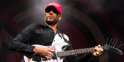 Tom Morello invites fan up onstage to play Bulls On Parade