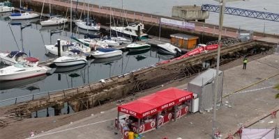 Image of the collapsed pier at the O Marisquiño festival in Spain