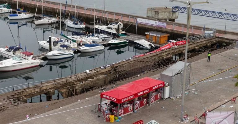 Image of the collapsed pier at the O Marisquiño festival in Spain