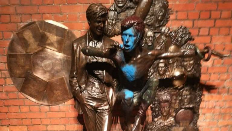 Image of the vandalised David Bowie statue