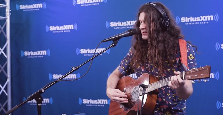 Kurt Vile performing a cover of Tom Petty's 'Learning To Fly'