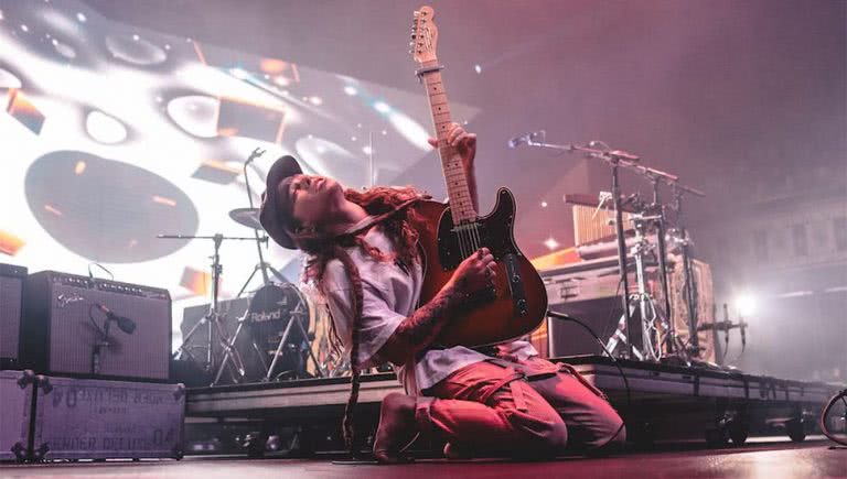 Tash Sultana performing live