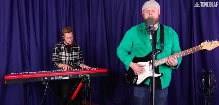 Tom Walker performs 'Leave a Light On'