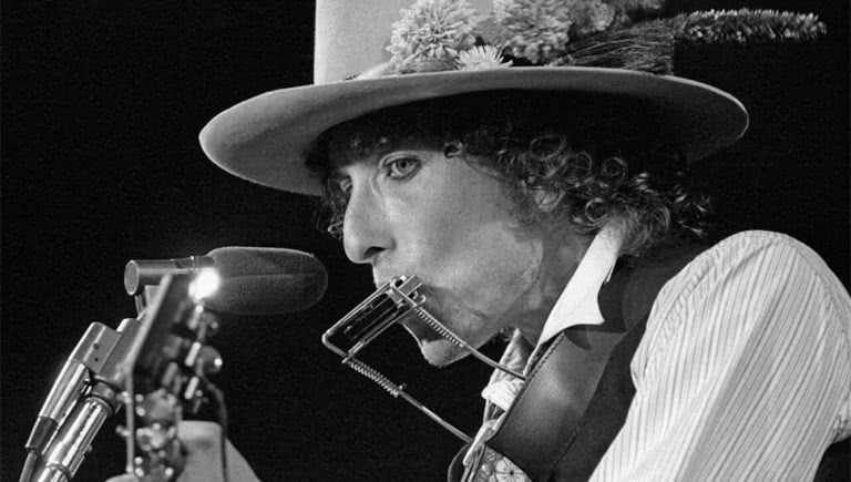 Image of Bob Dylan performing on the 'Rolling Thunder Revue' tour