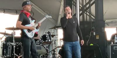 Tom Morello and Serj Tankian paying tribute to Chris Cornell with an Audioslave cover