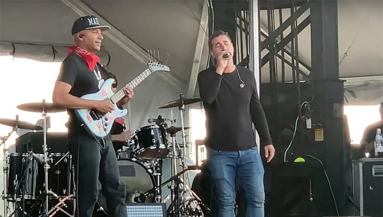 Tom Morello and Serj Tankian paying tribute to Chris Cornell with an Audioslave cover