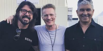 Image of the Foo Fighters members Dave Grohl and Pat Smear with Dr. Johan Sampson, the medic who tended to Grohl's broken leg