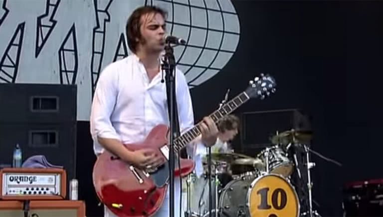 Image of Supergrass performing at Glastonbury 2004