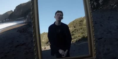 Image of Lontalius in the clip for 'Swim'