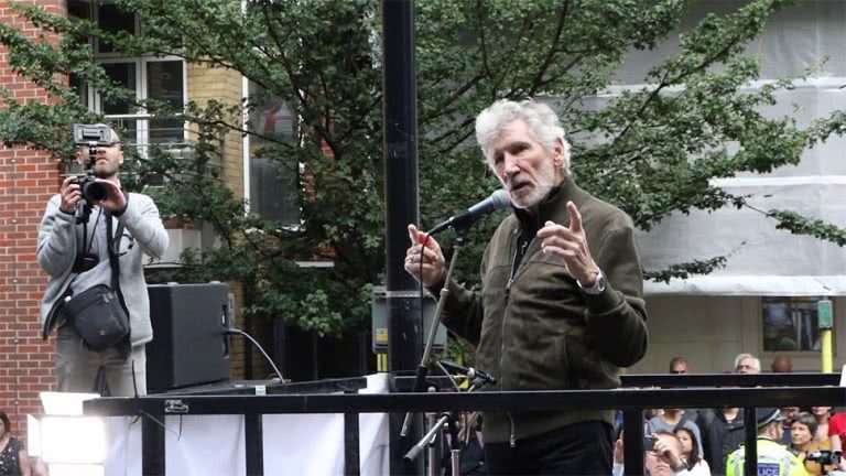 Image of Roger Waters at a pro-Julian Assange rally