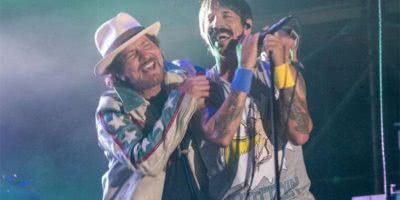 Image of Eddie Vedder performing with Anthony Kiedis of the Red Hot Chili Peppers