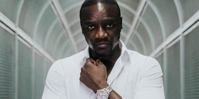 Akon has stood by his inflammatory remarks on the rich and poor