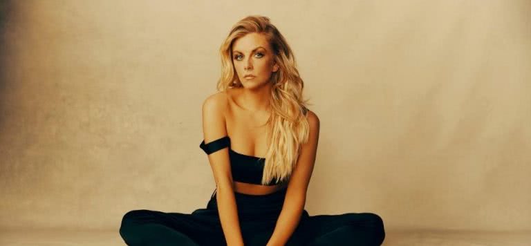 lindsay ell press shot