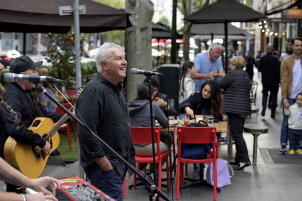 Daryl Braithwaite busking