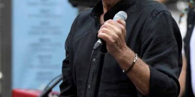 Daryl Braithwaite busking Pic: @mphilbey