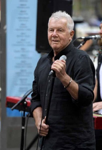 Daryl Braithwaite busking Pic: @mphilbey