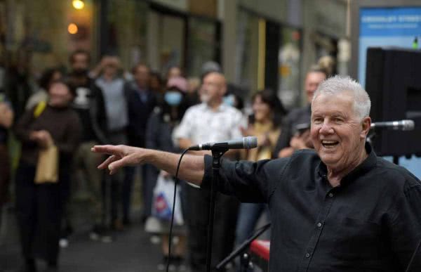 Daryl Braithwaite busking