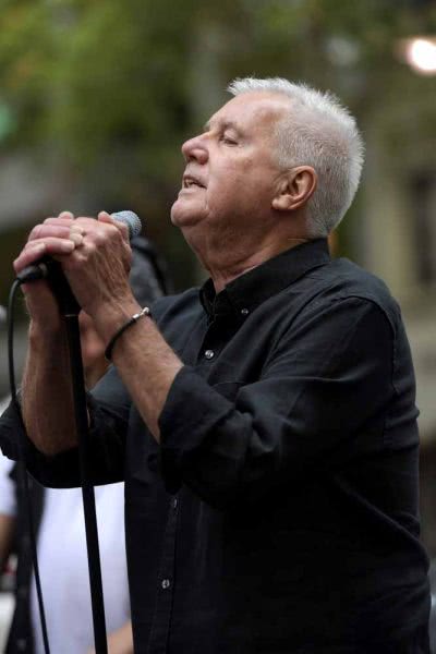 Daryl Braithwaite busking