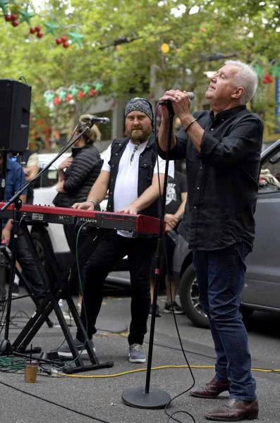Daryl Braithwaite busking