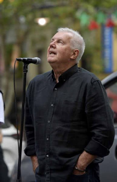 Daryl Braithwaite busking