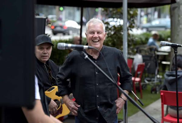 Daryl Braithwaite busking