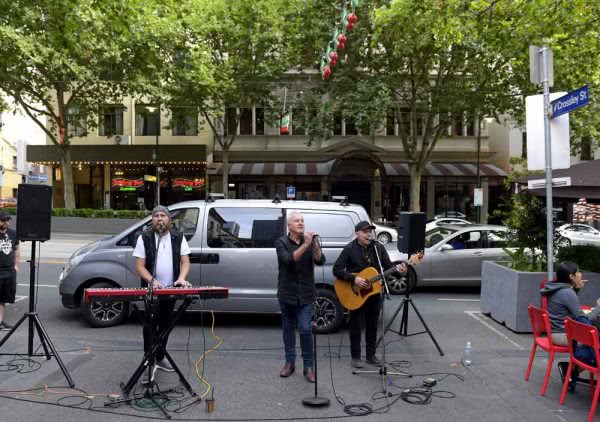 Daryl Braithwaite busking