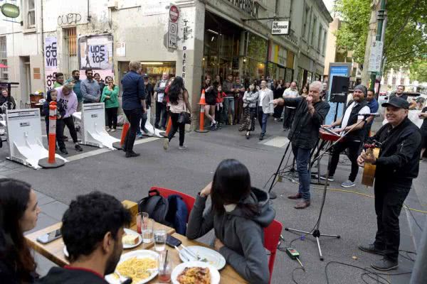 Daryl Braithwaite busking
