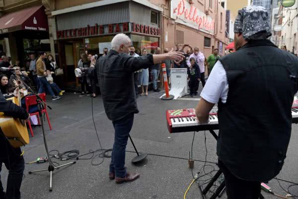 Daryl Braithwaite busking