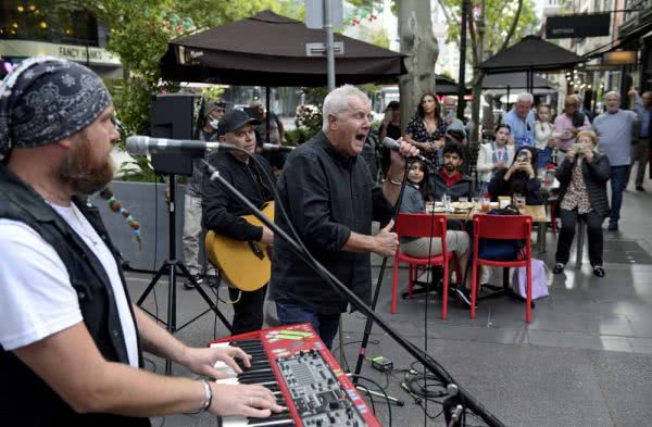 Daryl Braithwaite busking