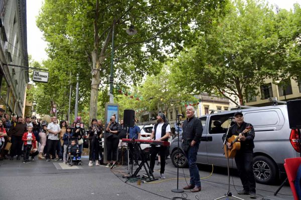 Daryl Braithwaite busking