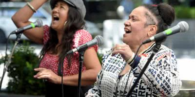 Vika and Linda busking in Melbourne